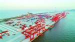 ◆昨天，洋山四期自动化码头做开港前的最后调试工作。　本报记者　张海峰　摄 - 新浪上海