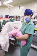 “科学家妈妈”黄荷凤提高试管婴儿安全性 源头上阻断遗传性出生缺陷 - 上海女性