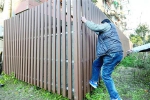 沪一小区底楼装2.4米高栅栏惹争议 部分居民称"像住在笼子里" - Sh.Eastday.Com