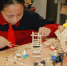 【图】新泾中学学生在木艺课堂上制作作品（校方供图）.JPG - 上海女性