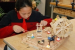 【图】新泾中学学生在木艺课堂上制作作品（校方供图）.JPG - 上海女性
