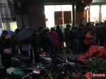 天还没有完全亮，曹杨新村邮政支局大厅也容纳不下所有排队的人.jpg - 上海女性