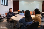 学生记者现场采访 - 上海海事大学