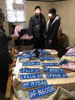 图说：“的哥”竟藏12张“车牌”。来源/上海市交通委执法总队 - 新浪上海