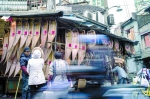 江阴街一卖风干鱼鸭、腊肠的店家门面挂满了腌制品。 - 新浪上海
