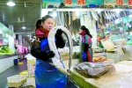 现在是鳗鱼的销售期，彭女士把鳗鱼放在摊位最显眼的地方。 - 新浪上海