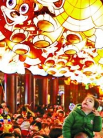 阴雨天难挡出游热：上海迪士尼最长排队时间超3小时　 - Sh.Eastday.Com