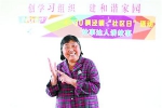 74岁“枫泾故事大王”唐秀芳每天坐公交到乡间讲故事 - 上海女性