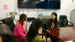 学生记者现场采访罗捷老师 - 上海海事大学