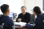 学生记者现场采访肖康元老师 - 上海海事大学