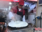 黄友良家的店员正在制作煎饼 - 新浪上海