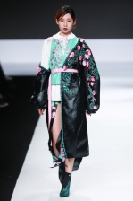 东华新锐设计师作品在上海时装周发布 - 东华大学
