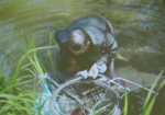 九旬阿婆坐着轮椅栽入湖中 三位老伯及时伸出援手救助 - 上海女性