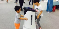 上交会探营：机器人＂润＂为你跑腿 小i提供智能客服 - Sh.Eastday.Com