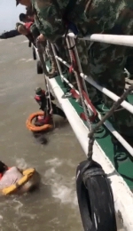 浦东外高桥水域突发沉船事故 2名船员被海警成功救起 - Sh.Eastday.Com