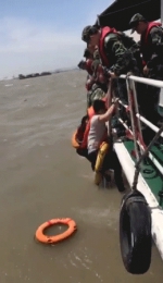 浦东外高桥水域突发沉船事故 2名船员被海警成功救起 - Sh.Eastday.Com