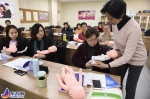 沪首期育婴员培训班“满月” 学员掌握婴幼儿生活照料技能 - 上海女性