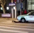 图说：男子躺在地上被出租车碾压  来源/网友供图 - 新浪上海