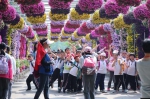 上海（国际）花展上热情洋溢的学生    李凯 摄 - 新浪上海