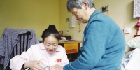 养老院护理组长陈霞芬十余年来悉心照料 “老人的需求，是我的第一追求” - 上海女性
