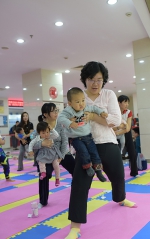 沪上60个家庭开练亲子瑜伽 关注盆底功能障碍 - 上海女性