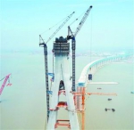 沪通长江大桥主桥首节钢梁架设 大桥建设进入桥面铺装 - 新浪上海