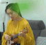 沈戌坐在家里，弹奏着尤克里里 - 上海女性