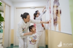 被“忘”在医院里的孩子：看到“白大褂”都管叫“妈妈” - 上海女性
