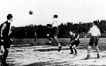 上世纪30年代，一场由上海各大学的足球精锐组成的东华足球队与西商队（英侨商人）比赛中，东华队以6:2大胜。　 资料图片 - 新浪上海