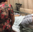黄小妮躺在医院病床上，母亲在身旁照顾。澎湃新闻见习记者 李佳蔚 图 - 新浪上海