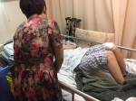 黄小妮躺在医院病床上，母亲在身旁照顾。澎湃新闻见习记者 李佳蔚 图 - 新浪上海