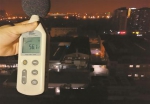 正对工厂大门的住宅顶楼测出噪声为56.1dB。 - 新浪上海