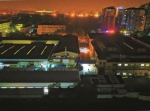 纳铁福周浦工厂夜间仍灯火通明，生产带来的噪声影响居民生活质量。均 张家琳 刘洪宇 摄 - 新浪上海