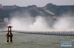 2018年7月3日，黄河小浪底水库在泄洪。图片来源：新华社 - News.Online.Sh.Cn