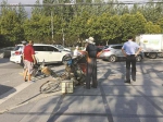 涵青路沪太路交汇处，逆行的三轮车与电动车发生碰擦事故，交警正在处理。 刘雪妍 摄 - 新浪上海