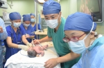 在妈妈肚子里接受心脏手术 这个酷宝宝出生了，近8斤重！ - 上海女性