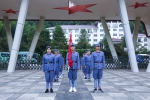 海大学生在基地进行升旗仪式 - 上海海事大学