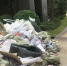 “中粮天悦澜庭”小区道路旁的建筑垃圾没有防护。  本文图片均为澎湃新闻记者 臧鸣 图 - 新浪上海