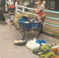 天刚亮时，康丽路上的摊贩们已沿街开卖。 刘雪妍 摄 - 新浪上海