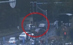 图说：警车带着熊先生的车“逆向”进入医院 监控截图 - 新浪上海