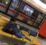 图说：一位男乘客横躺在乘客座椅上。来源/轨交供图 - 新浪上海