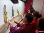 8岁女孩传承海派剪纸 上海市全民终身学习活动周展示非遗技艺 - 上海女性