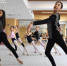 谭元元携10位国际芭蕾明星来家乡指导小学生练舞 - 上海女性