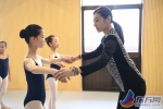 谭元元携10位国际芭蕾明星来家乡指导小学生练舞 - 上海女性