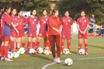 “铿锵玫瑰”走进校园 主帅贾秀全期待更多女孩爱上足球 - 上海女性