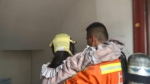 金山一小区突发火灾 消防员让出防护面罩助孕妇脱险 - News.Online.Sh.Cn
