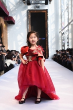 沪上亲子公益“萌咖秀”来了 孩子们首次体验时装周专业秀场 - 上海女性