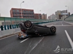 上海内环上一车辆高速变道引发三车事故 隔离栏被撞坏 - News.Online.Sh.Cn