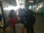 “有你当我的臂膀真好！”独臂女孩独自来沪看病 特警助其顺利赶上火车 - 上海女性
