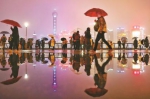 申城阴雨连绵外滩夜景迷人 本周仍多阴雨天气 - 新浪上海